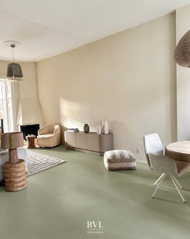 Saliegroene gietvloer in een lichte woonkamer