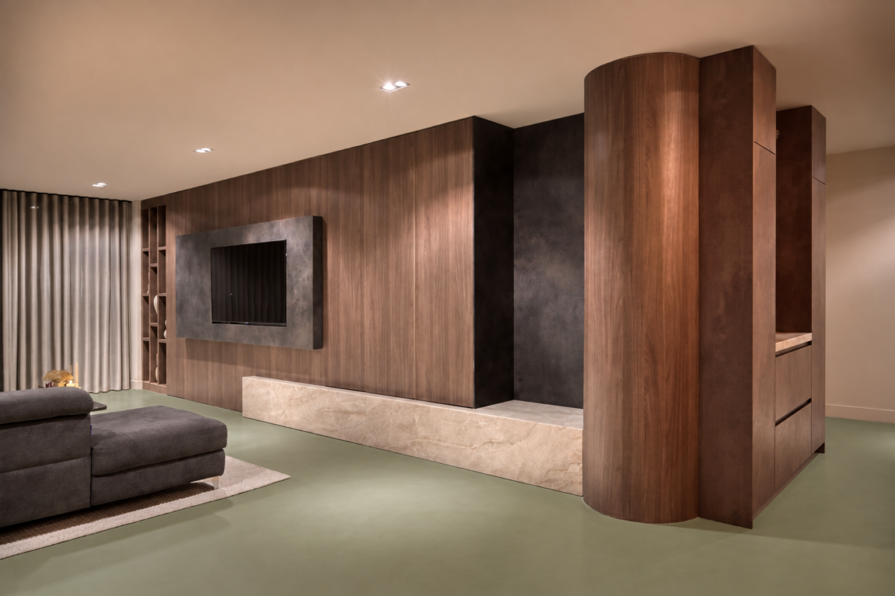 Luxe woonkamer met houten wandafwerking en een groene gietvloer.